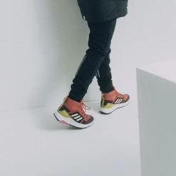 Chaussures De Trail Enfant Adidas Terrex Trailmaker Mid Rain.Rdy 15 Chaussures De Trail Enfant Adidas Terrex Trailmaker Mid Rain.Rdy -Under Armour Boutique adidas gz1162 13 footwear photography heromrktng view 1 white 000